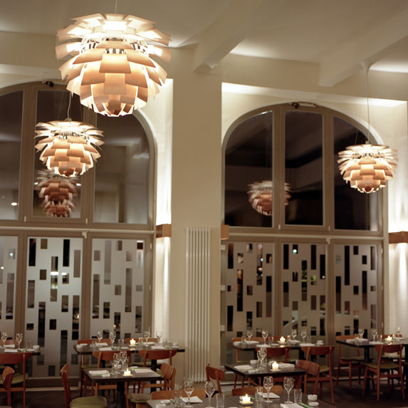 Dining Area im Restaurantbereich mit stilisierten Corporate Design