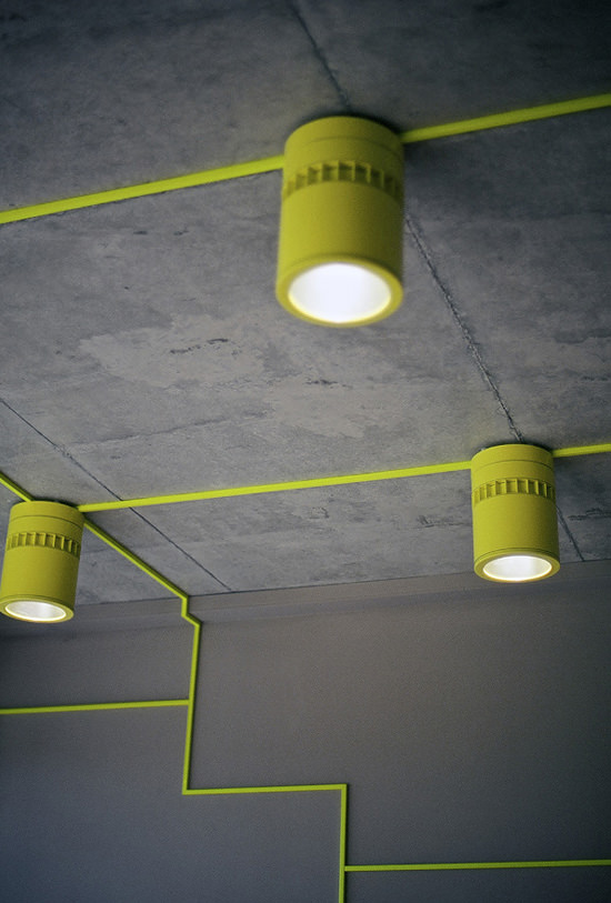 Neonfarbene Lampen installiert auf Betonflächen